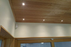 LED-spotar av mindre modell infällda i tak och fönstersmygar