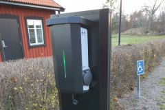 Laddbox Garo moterad på dubbelstolpe